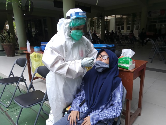 Calista Candani, siswi SMPN 1 Surabaya yang mengikuti tes swab hari ini Rabu (25/11). Tes swab dilakukan Pemkot Surabaya terhadap lebih dari 5.000 siswa SMP sebelum dilakukannya uji coba sekolah tatap muka. Foto-foto: Masruroh/ Basra﻿