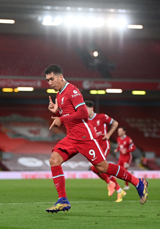 Roberto Firmino melakukan selebrasi saat melawan Leicester City. Foto: Laurence Griffiths/Reuters