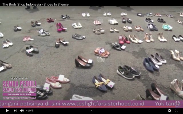Sepatu-sepatu yang tersusun di depan DPR RI untuk menuntut pengesahan RUU PKS Foto: Youtube/@The Body Shop Indonesia