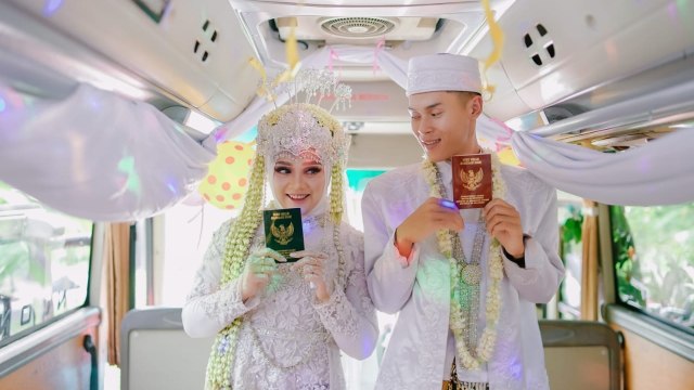 Pasangan di Jepara, Eviana Damarjati dan Minhajul Kahfi Raguklampitan, menikah di bus. Foto: Dok. Istimewa
