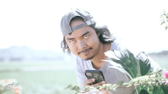 Cuplikan Video Klip Los Dol. Sumber: Youtube.com