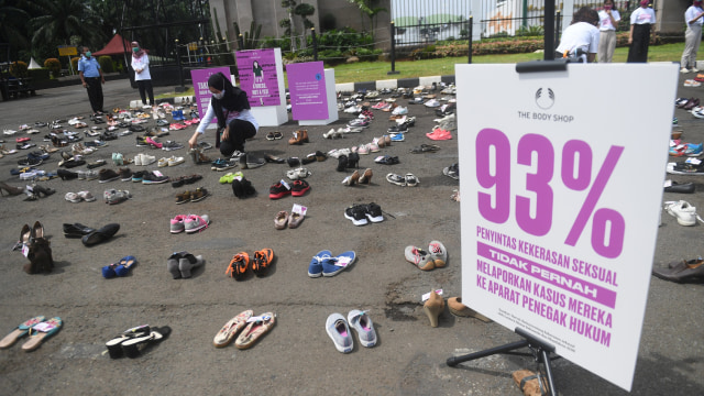 Pegiat perempuan merapikan sepatu saat aksi diam 500 Langkah Awal Sahkan Rancangan Undang-Undang (RUU) Penghapusan Kekerasan Seksual (PKS) di depan gedung DPR, Jakarta, Rabu (25/11). Foto: Akbar Nugroho Gumay/ANTARA FOTO