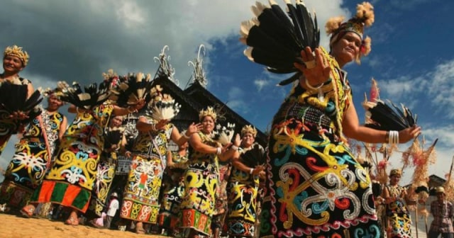 Ilustrasi pakaian adat Kalimantan Barat, budaya Suku Dayak. Foto : Romadecade.org