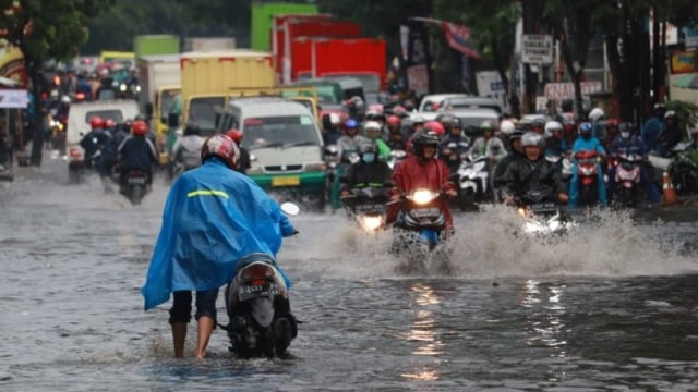 Banjir menggenangi jalan raya di Kota Bandung, Jawa Barat, Rabu (25/11).  Foto: Bagus Ahmad Rizaldi/ANTARA