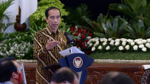 Presiden Joko Widodo saat menyerahkan Daftar Isian Pelaksanaan Anggaran (DIPA) dan Daftar Alokasi Transfer ke Daerah dan Dana Desa (TKDD) di Istana Negara, Jakarta. Foto: Kris/Biro Pers Setpres