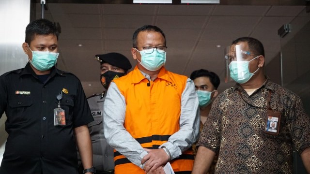 Menteri Kelautan dan Perikanan Edhy Prabowo (tengah) mengenakan rompi tahanan ditampilkan dalam konferensi pers di kantor KPK, Jakarta, Rabu (25/11). Foto: Jamal Ramadhan/kumparan