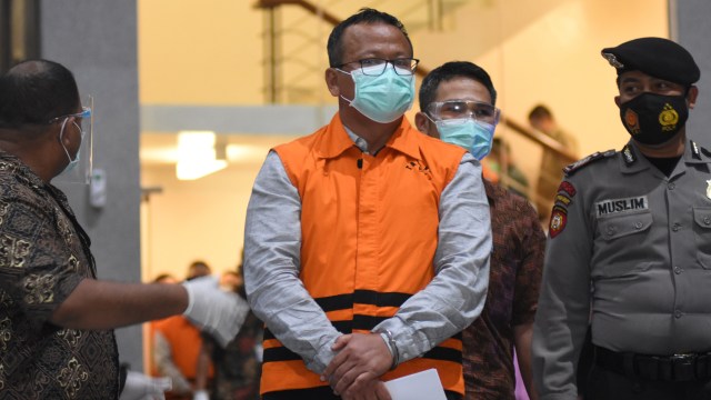 Menteri Kelautan dan Perikanan Edhy Prabowo mengenakan baju tahanan seusai diperiksa di Gedung KPK, Jakarta, Rabu (25/11).  Foto: Indrianto Eko Suwarso/ANTARA FOTO