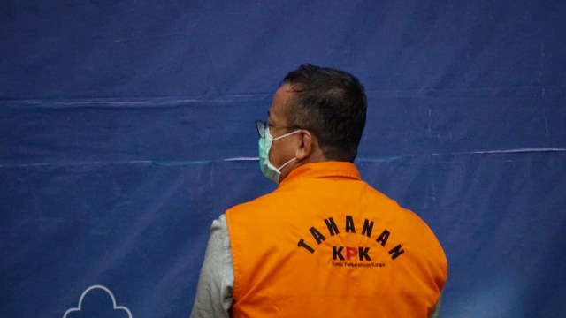 Menteri Kelautan dan Perikanan Edhy Prabowo mengenakan rompi tahanan ditampilkan dalam konferensi pers di kantor KPK, Jakarta, Rabu (25/11).
 Foto: Jamal Ramadhan/kumparan