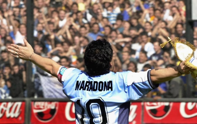 Diego Maradona menyapa publik di stadion "La Bombonera" klub Atletik Boca Juniors di Buenos Aires pada 9 November 2001. Foto: ALI BURAFI/AFP