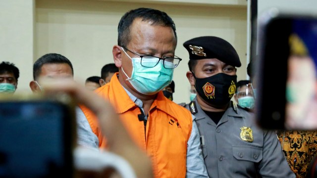 Menteri Kelautan dan Perikanan Edhy Prabowo (tengah) usai dihadirkan di konferensi pers di Gedung KPK, Jakarta, Rabu (25/11).
 Foto: Humas KPK