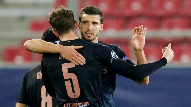 Pemain Manchester City Ruben Dias dan John Stones berselebrasi pada pertandingan melawan Olympiacos di Stadion Karaiskakis, Piraeus, Yunani, Senin (25/11).
 Foto: REUTERS/Alkis Konstantinidis