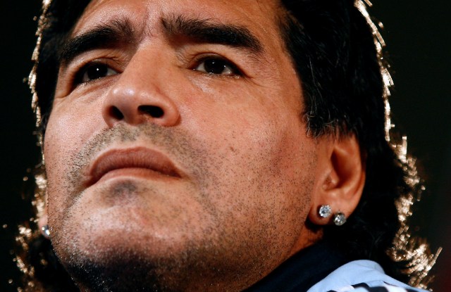 Diego Maradona saat menghadiri konferensi pers di Marseille, 10 Februari 2009. Foto: REUTERS/Jean-Paul Pelissier