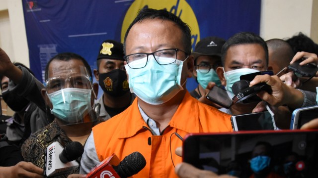 Menteri Kelautan dan Perikanan Edhy Prabowo usai dihadirkan saat konferensi pers di Gedung KPK, Jakarta, Kamis (26/11) dini hari. Foto: Indrianto Eko Suwarso/ANTARA FOTO