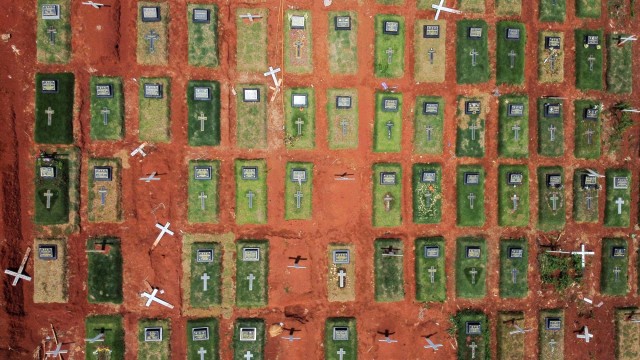 Potret udara area pemakaman yang disediakan oleh pemerintah untuk korban penyakit virus corona (COVID-19), di kompleks pemakaman Pondok Ranggon, Jakarta. Foto: REUTERS/Willy Kurniawan