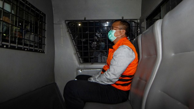 Menteri Kelautan dan Perikanan Edhy Prabowo di dalam mobil tahanan usai menjalani pemeriksaan terkait kasus dugaan korupsi ekspor benih lobster di Gedung KPK, Jakarta, Kamis (26/11). Foto: ANTARA FOTO/Aditya Pradana Putra