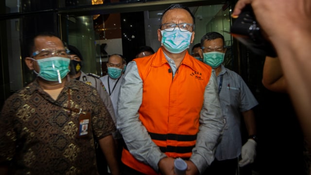 Menteri Kelautan dan Perikanan Edhy Prabowo usai menjalani pemeriksaan terkait kasus dugaan korupsi ekspor benih lobster di Gedung KPK, Jakarta, Kamis (26/11). Foto: ANTARA FOTO/Aditya Pradana Putra