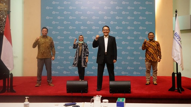 Direktur Utama BPJS Kesehatan Fachmi Idris memimpin pertemuan internasional Technical Commission on Medical Care and Sickness Insurance yang digelar secara daring, Rabu (25/11). Foto: BPJS Kesehatan