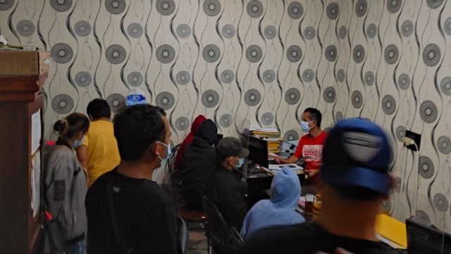 Terduga prostitusi online diperiksa di Polsek Tanjung Priok. Foto: Dok. Istimewa