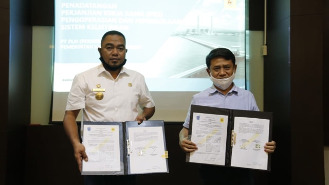 Penandatanganan pengoperasian dan pengelolaan sistem listrik antara PLN dan Pemkab Asmat. (Dok PLN Papua dan Papua Barat)