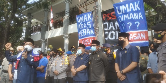 Wali Kota Malang, Sutiaji, bersama jajaran Forkopimda Kota Malang saat menemui Aremania yang menuntut dualisme Arema berakhir, pada Senin (16/11/2020). Foto: Ulul Azmy