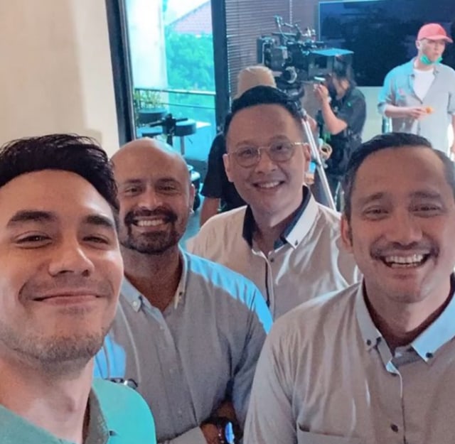 Tora Sudiro bersama rekan-rekannya di film Nagabonar. Instagram @t_orasudi_ro