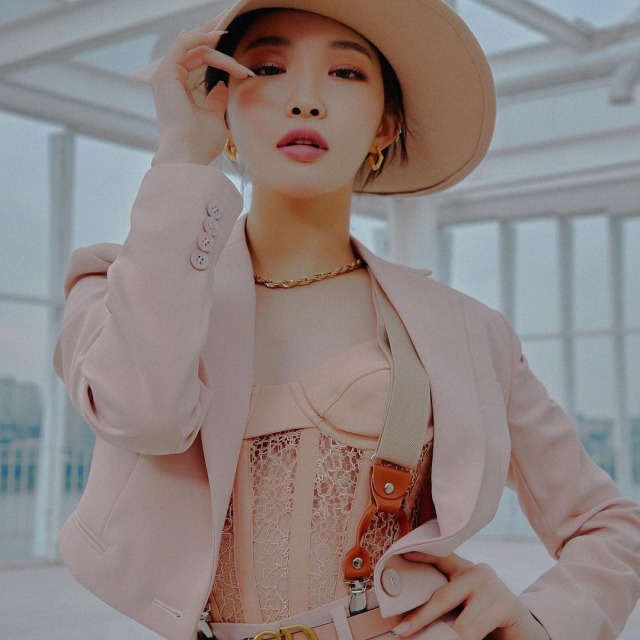 Chungha. dok. Instagram @chungha_official