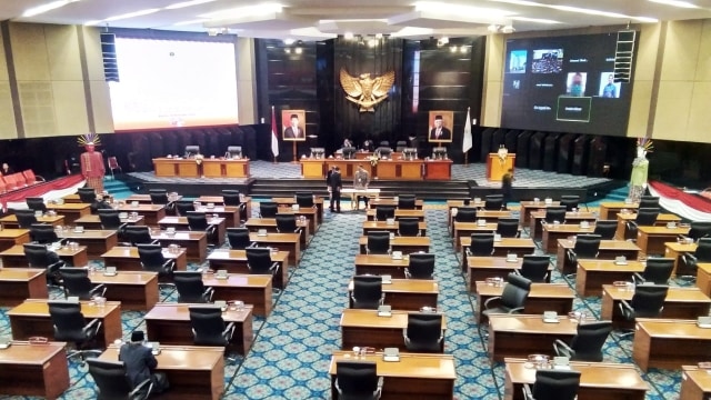 Gubernur DKI Jakarta Anies Baswedan menyerahkan Raperda APBD 2021 ke DPRD Provinsi DKI Jakarta dalam sidang paripurna, Kamis (26/11).  Foto: Pemprov DKI Jakarta