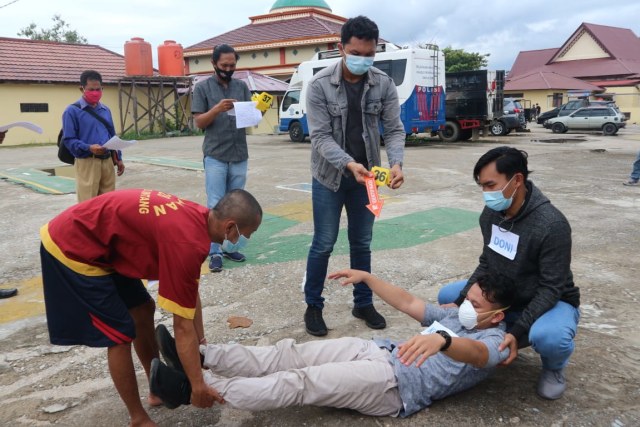 Rekonstruksi pembunuhan Ambi, Warga Desa Sungai Buluh di halaman Mapolres Sintang. Foto: Yusrizal/Hi!Pontianak