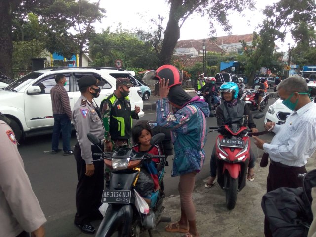 Operasi disiplin bermasker digalakkan tiap harinya oleh jajaran Forkopimcam Klojen Kota Malang, dalam upaya menekan angka penularan kasus virus corona, pada Kamis (26/11/2020). Foto: Heru Mulyono