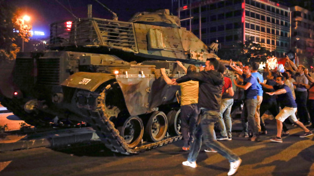 Warga bereaksi di dekat kendaraan militer selama percobaan kudeta di Ankara, Turki, 16 Juli 2016. Foto: Tumay Berkin/REUTERS