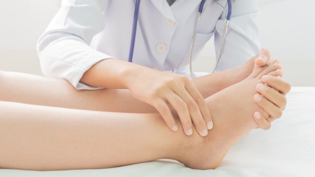 Ilustrasi kaki bengkak karena jantung. Foto: Getty Images