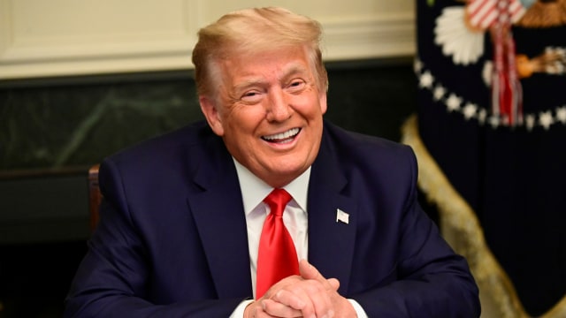 Mantan Presiden AS Donald Trump saat telekonferensi video Thanksgiving dengan anggota pasukan militer di Gedung Putih di Washington, AS, (26/11). Foto: ERIN SCOTT/REUTERS