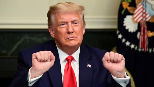 Presiden AS Donald Trump saat telekonferensi video Thanksgiving dengan anggota pasukan militer di Gedung Putih di Washington, AS, (26/11). Foto: ERIN SCOTT/REUTERS
