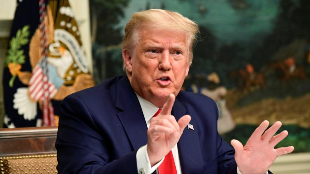 Presiden AS Donald Trump saat telekonferensi video Thanksgiving dengan anggota pasukan militer di Gedung Putih di Washington, AS, (26/11). Foto: ERIN SCOTT/REUTERS