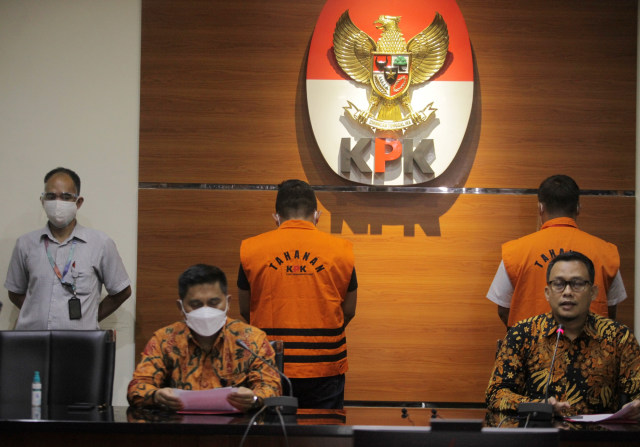 Deputi Penindakan KPK Karyoto (kedua kiri) dan Juru Bicara KPK Ali Fikri (kanan) memberikan keterangan pers terkait penahanan tersangka terkait kasus Menteri Kelautan dan Perikanan Edhy Prabowo, di Geduung KPK, Jakarta, Kamis (26/11). Foto: Reno Esnir/ANTARA FOTO