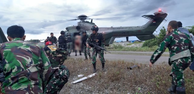 Anggota TNI baku tembak dengan KKB Papua di Nduga. Foto: Puspen TNI