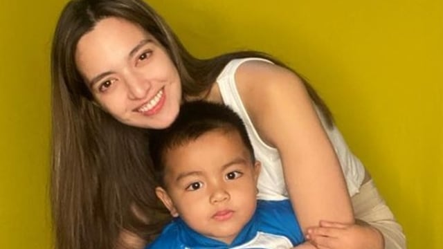 Nia Ramadhani dan anak bungsunya, Gika. Foto: Instagram/@ramadhaniabakrie