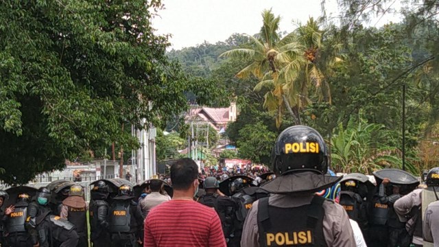Anggota Kepolisian memukul mundur massa aksi yang anarkis, foto : Yanti