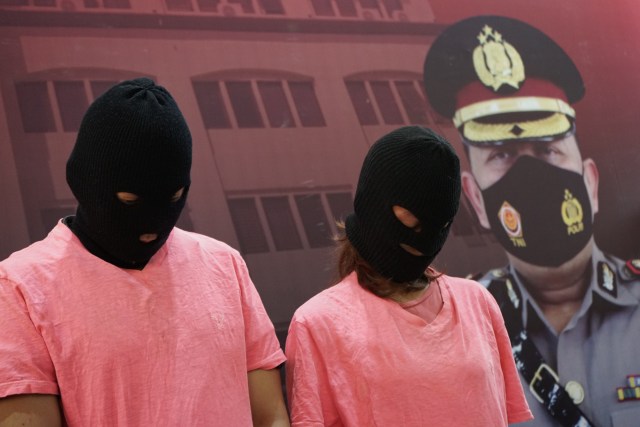 Dua tersangka mucikari dihadirkan di rilis prostitusi online di Polres Metro Jakarta Utara, Jakarta, Jumat, (27/11/2020). Foto: Ronny