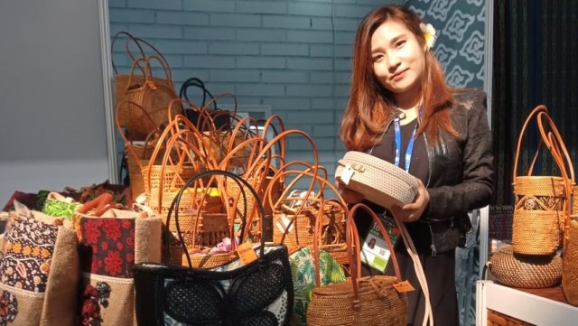 Salah satu UMKM milenial mitra binaan Pertamina, Ratna Indrawati, pemilik usaha Ratna Artshop asal Nusa Tenggara Barat (NTB). Foto: Pertamina