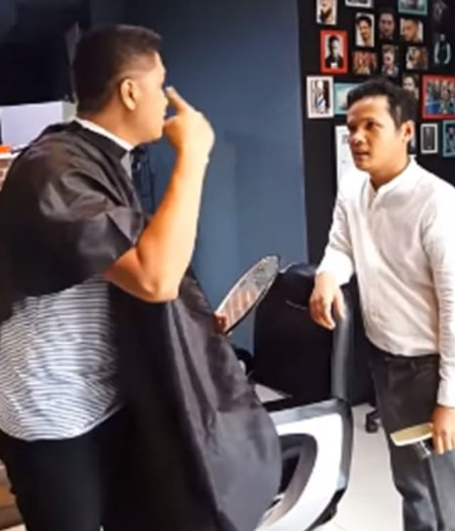 Perkelahian tukang cukur dengan pelanggannya. (Foto: naldy soekumbang/YouTube)