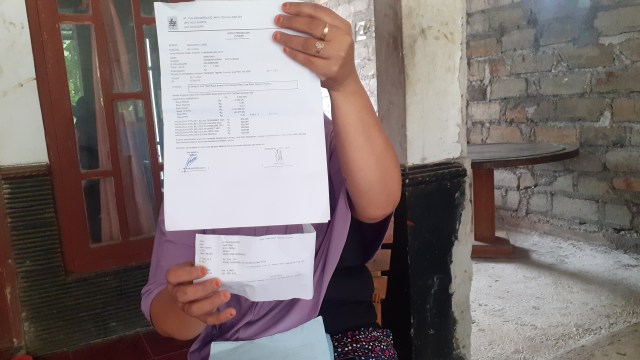 Surat tagihan listrik dari PLN sebesar Rp 44 juta yang diterima janda di Padukuhan Menggoran II Kalurahan Bleberan, Kapanewonan Playen, Gunungkidul. Foto: Erfanto/Tugu Jogja