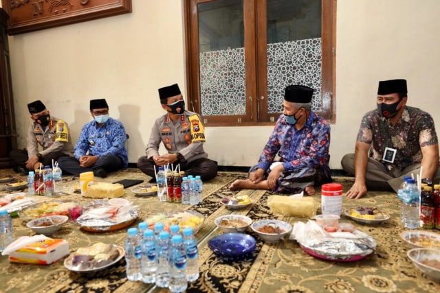 Kapolda Jatim yang baru, Irjen Pol Nico Afinta, ditemani jajaran Forkopimda menyambangi Ketua PWNU Jatim, KH Marzuki Mustamar, di Kota Malang, pada Jumat (27/11/2020). Foto: Timsus