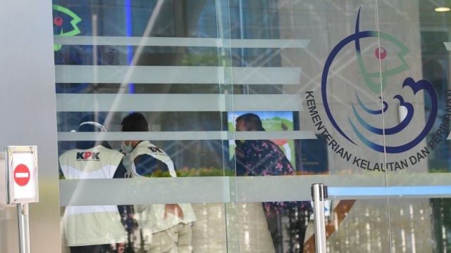 Penyidik Komisi Pemberantasan Korupsi (KPK) berada di dalam Kantor Mina Bahari IV Kementerian Kelautan dan Perikanan (KKP) di Jakarta, Jumat (27/11).  Foto: M Risyal Hidayat/ANTARA FOTO