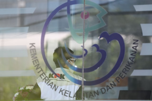 Penyidik Komisi Pemberantasan Korupsi (KPK) berada di dalam Kantor Mina Bahari IV Kementerian Kelautan dan Perikanan (KKP) di Jakarta, Jumat (27/11). Foto: M Risyal Hidayat/ANTARA FOTO