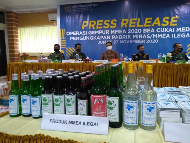 Ribuan botol minuman keras yang diproduksi pabrik rumahan di Medan digrebek Tim Gempur Bea Cukai Medan bersama Denpom I/5 Medan. Foto : Sumut News