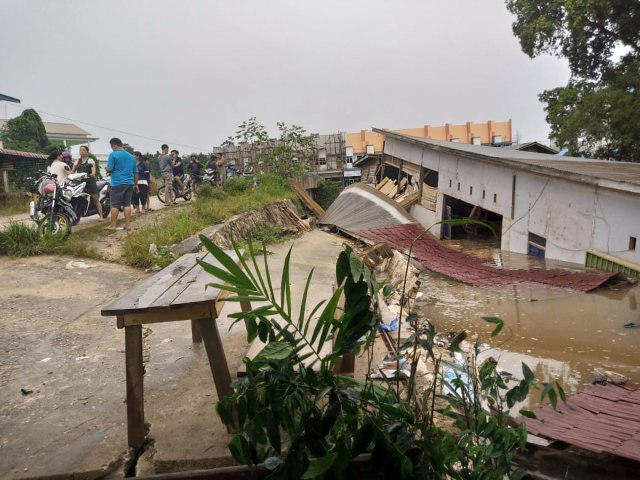 Toko mebel di Sungai Ayak roboh. Foto: Dok. Humas Polres Sekadau