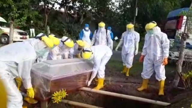 Proses pemakaman jenazah dokter spesialis kandungan RSUD dr Soesilo Slawi, Kabupaten Tegal, dr Zufrial Arief Sp.OG di TPU Desa Bulakpacing, Kecamatan Dukuhwaru, Jumat (27/11).