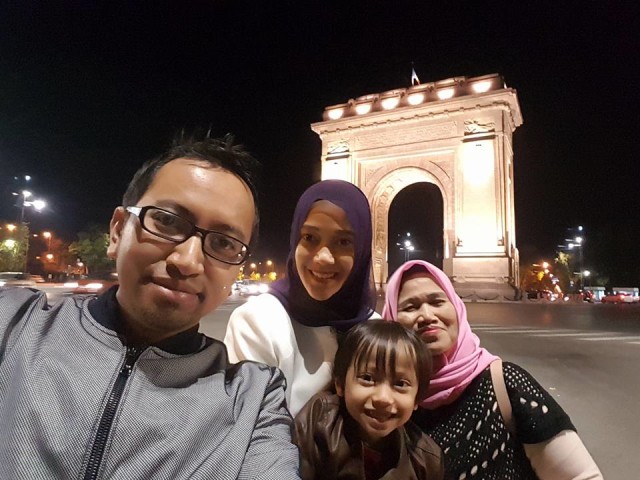 Berjalan kaki dan berfoto di malam hari pun terasa aman. Lokasi foto di Arcul de Triumph, Bukares (foto: dokumentasi pribadi)