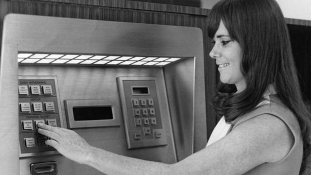 Foto: Mesin ATM pertama di Amerika. Dok: Wikimedia Commons